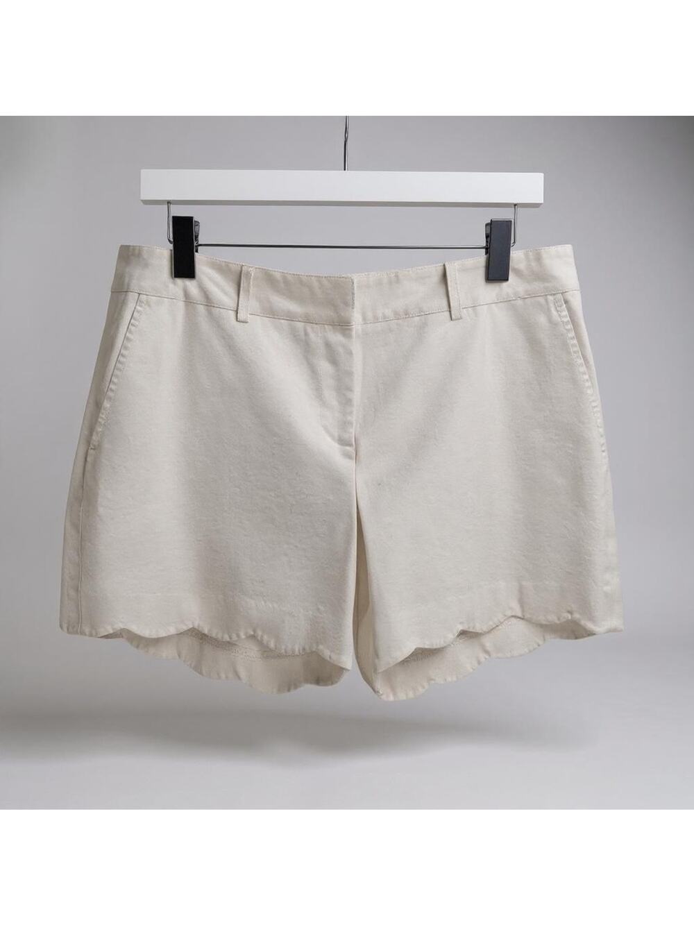 J. McLaughlin Scalloped Hem Shorts Size 12 White Stretch Pockets Tailored